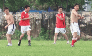 頂酷暑億維足球隊大戰(zhàn)西北人